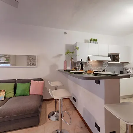 Modern Lakefront 1-Bedroom Apartment Acquaseria Buitenkant foto