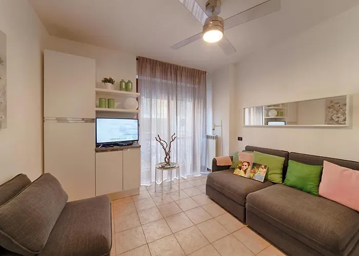 Modern Lakefront 1-Bedroom Apartment