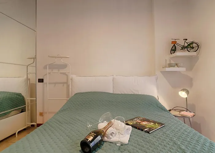 Modern Lakefront 1-Bedroom Apartment